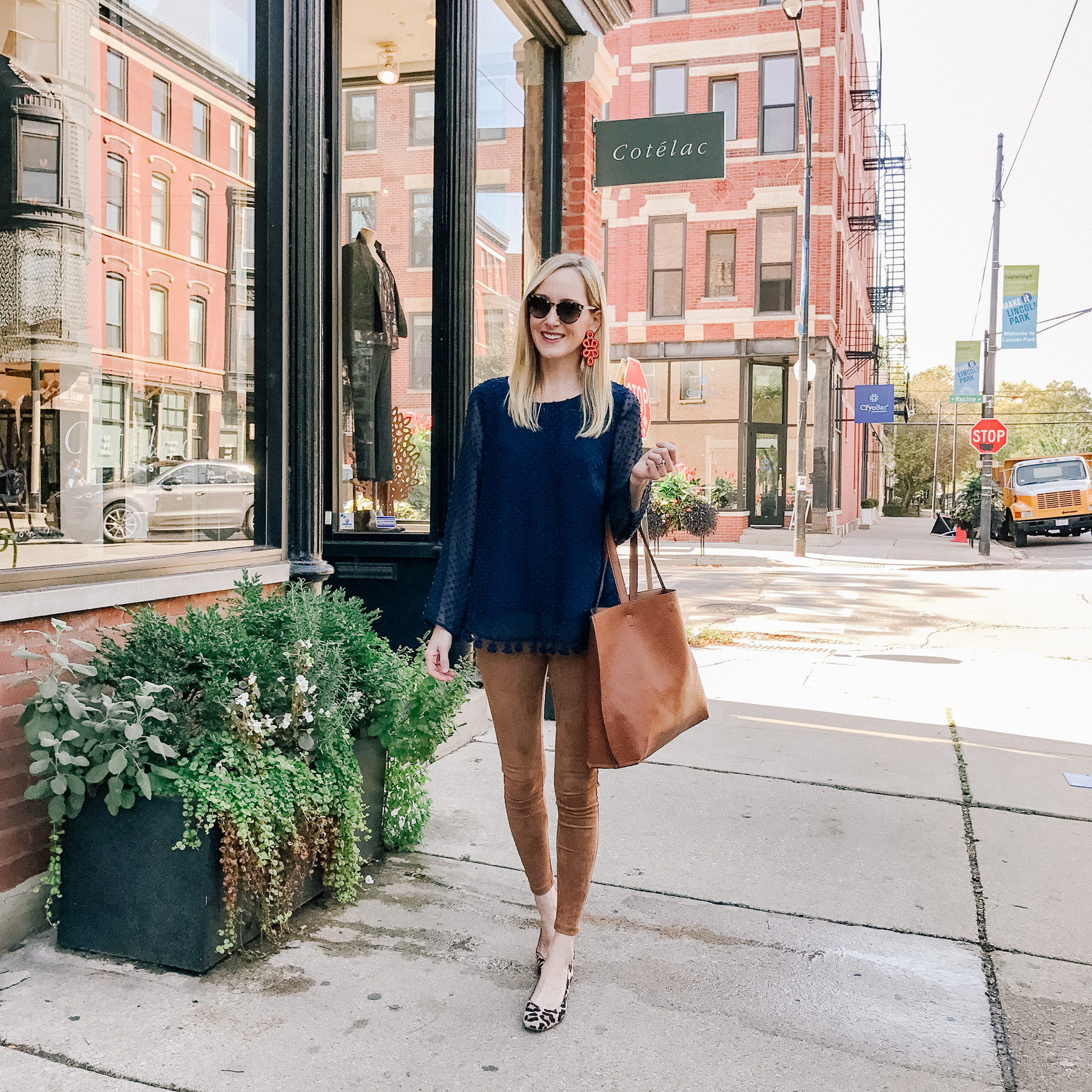 Casual Americana Travel Outfit - Kelly in the City