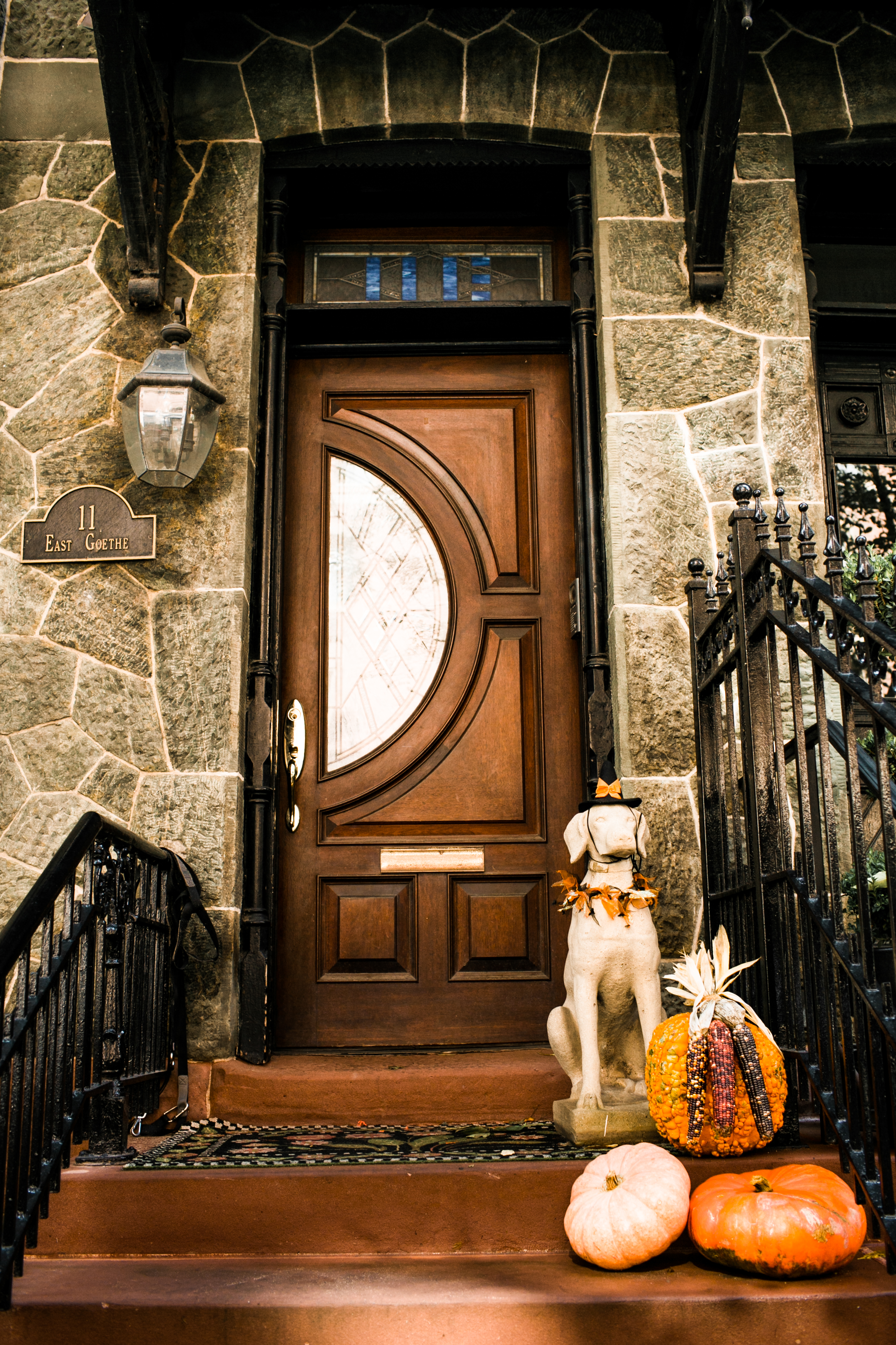 A sweet pup statue giving this front stoop a warm touch.