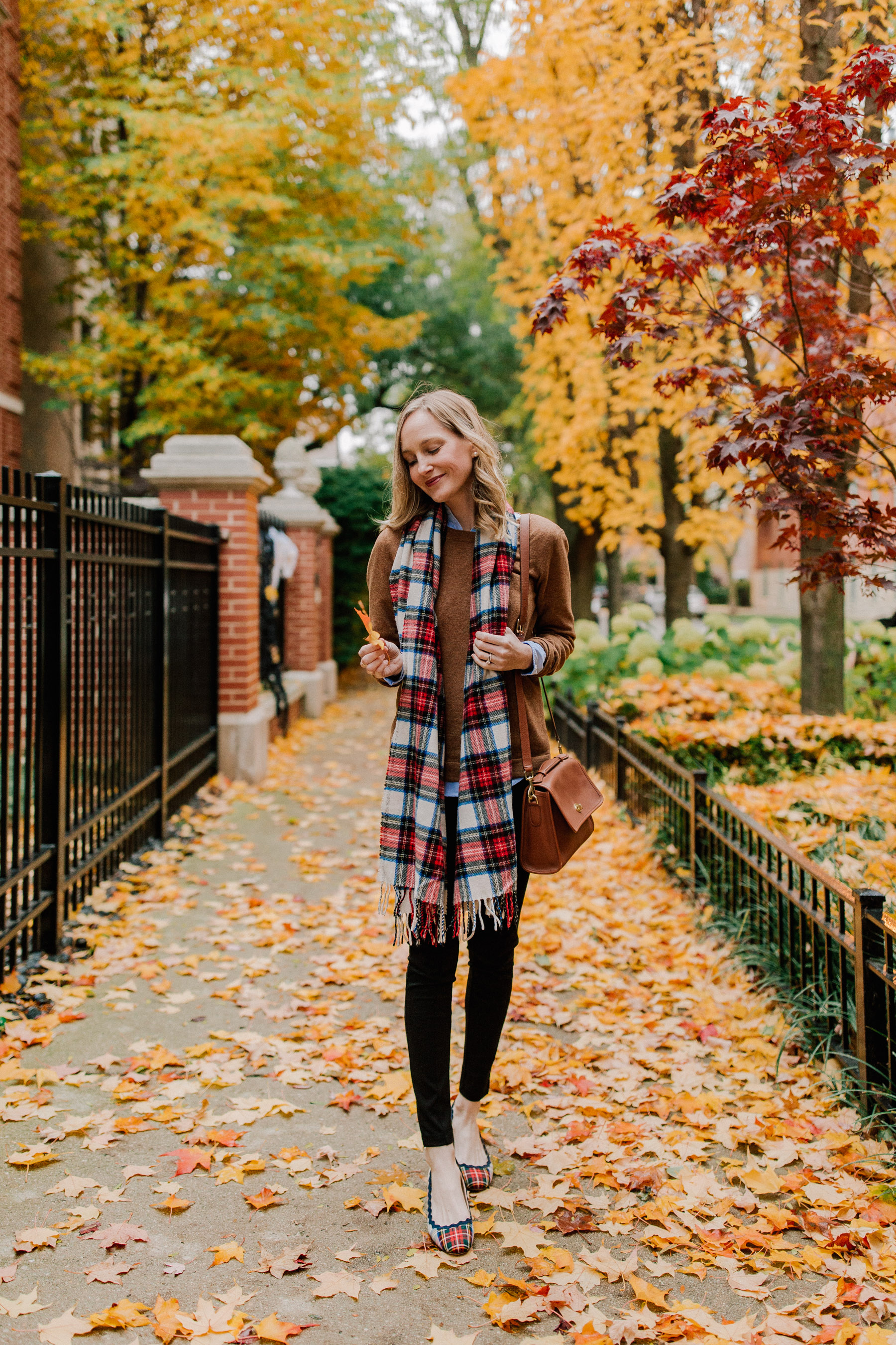 10+ Ways to wear black leggings with a chambray top - Lucy Lou & Co.