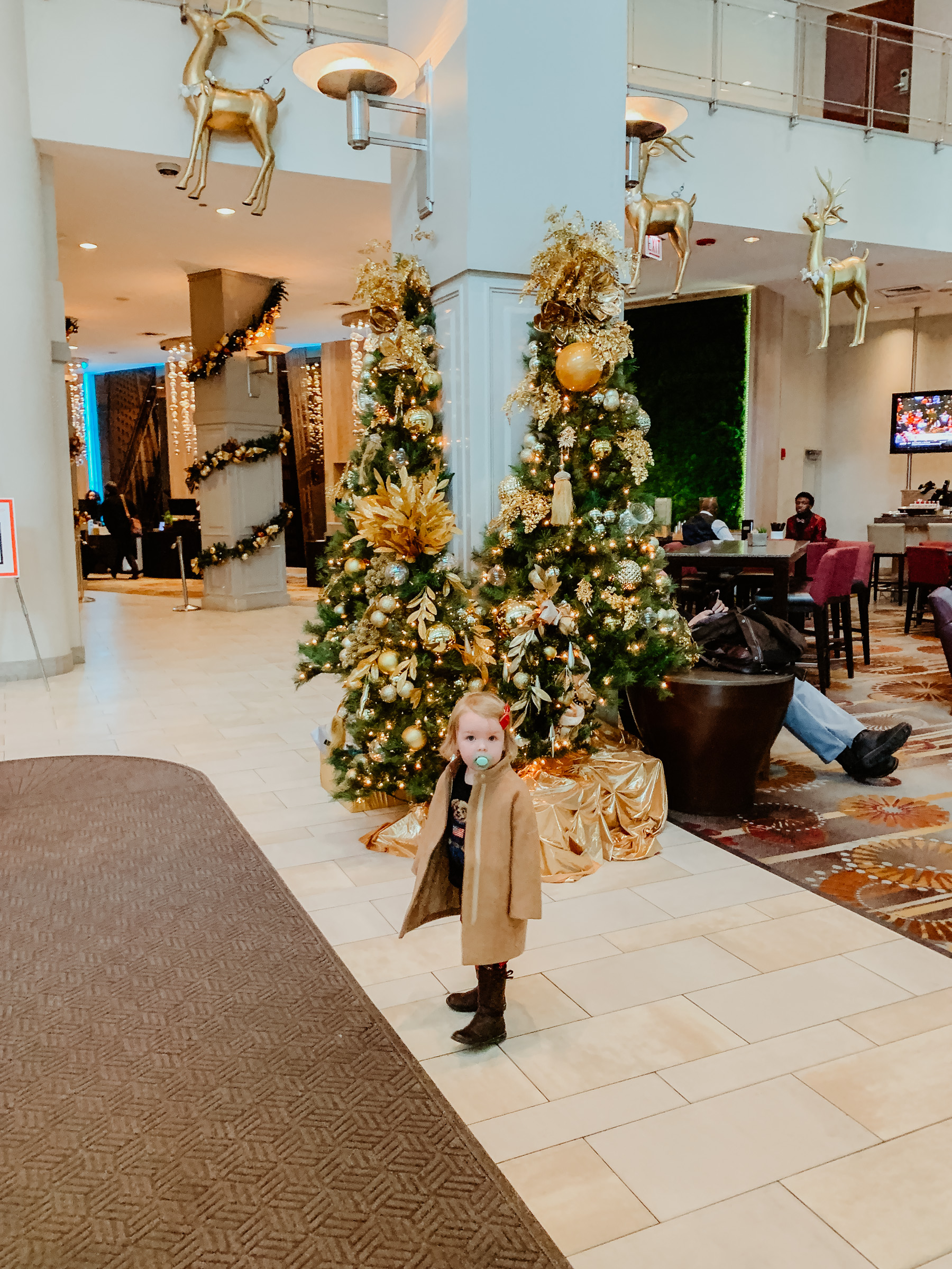 Swissotel Chicago Santa Suite & Elf-Decorated Rooms | Kelly in the