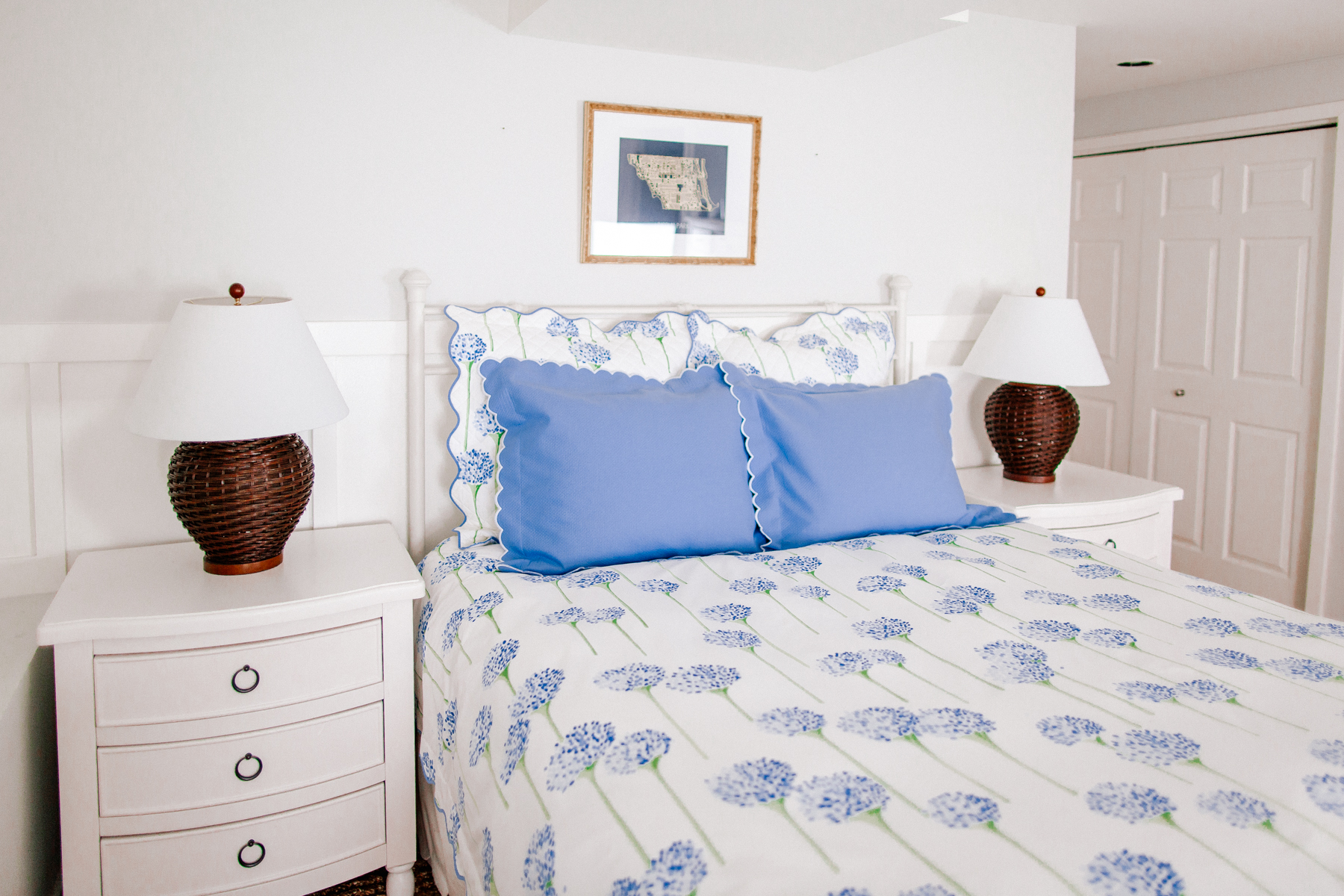 Kelly is sharing a preppy Hydrangea Bedding