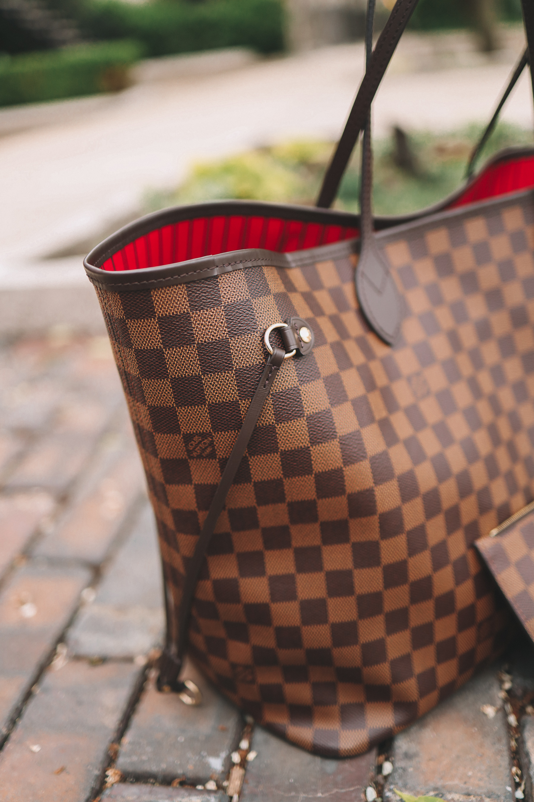 Louis Vuitton's Neverfull bag price and why you should go for it?