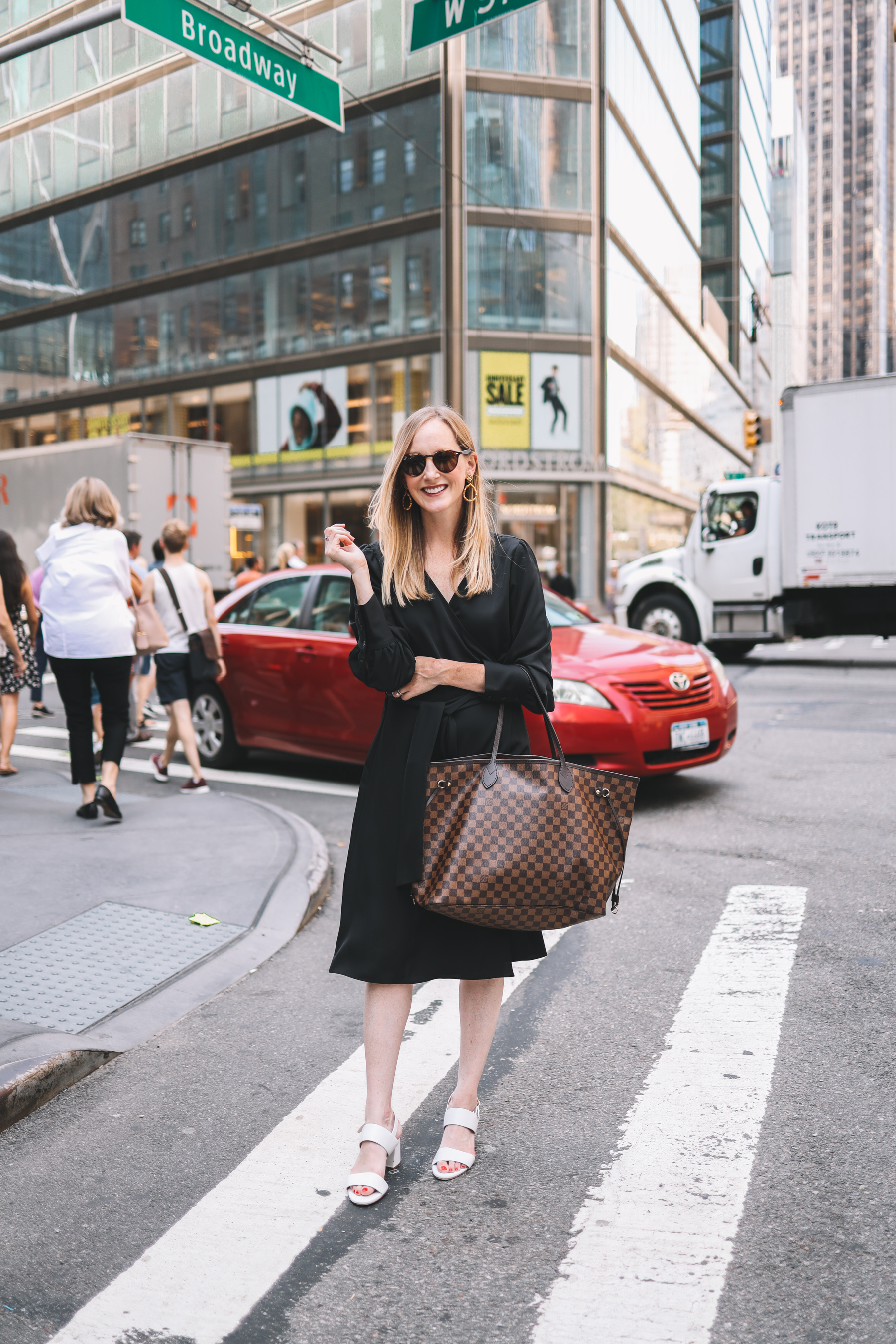 Kelly poses with her Louis Vuitton purse 