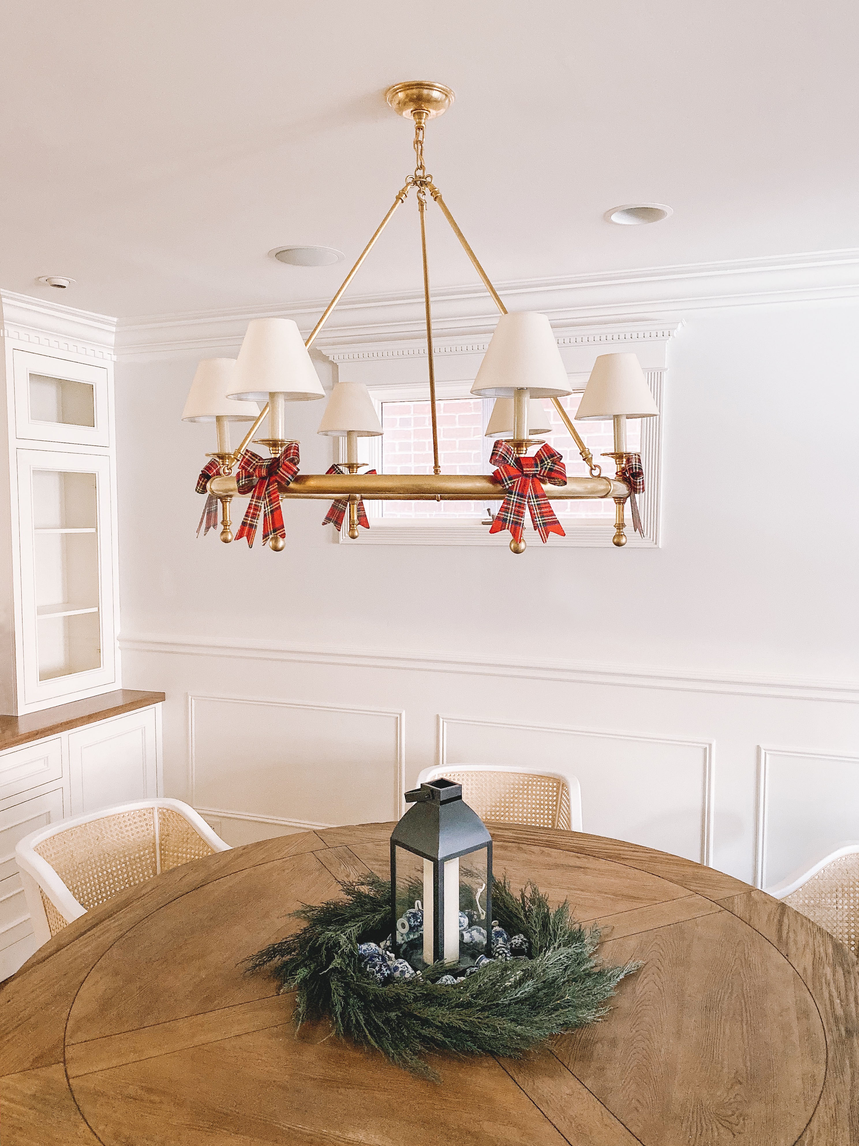 https://kellyinthecity.s3.amazonaws.com/wp-content/uploads/2019/12/Serena-Lily-ROSECLIFF-CHANDELIER.jpg