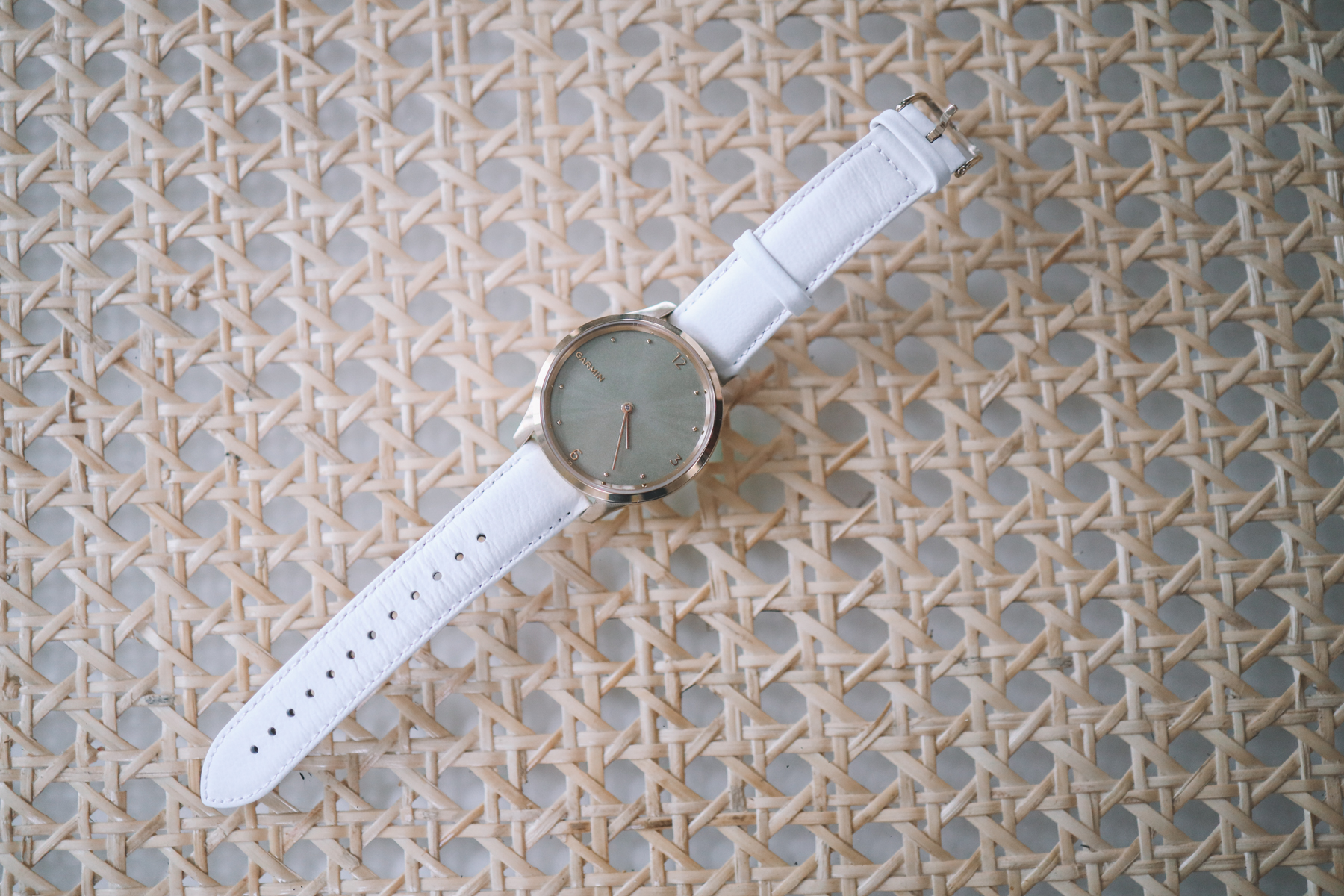 Garmin vívomove Luxe smartwatch