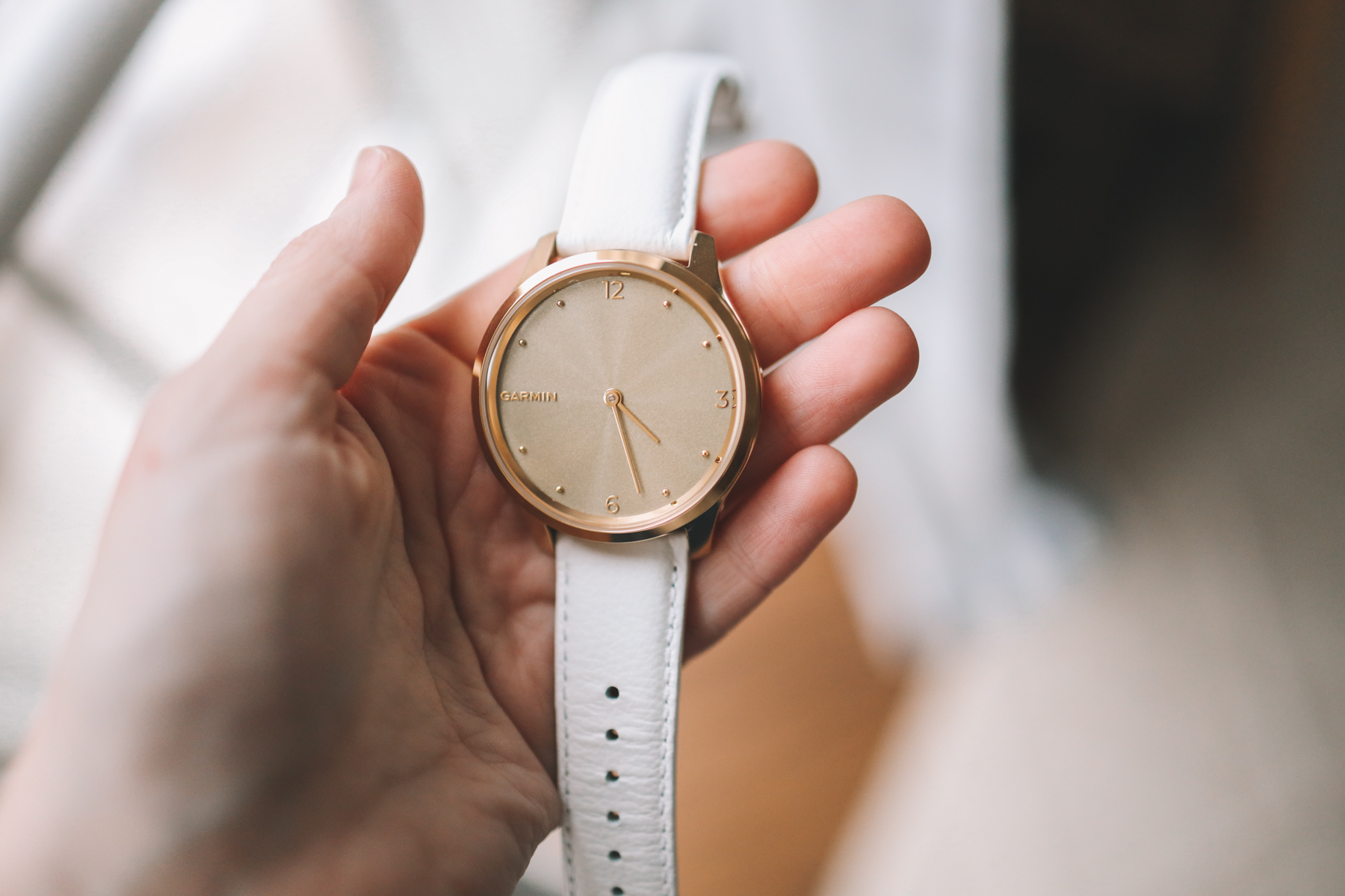 GARMIN vívomove Luxe Amazon.com: Garmin vivomove Luxe, Hybrid Smartwatch with