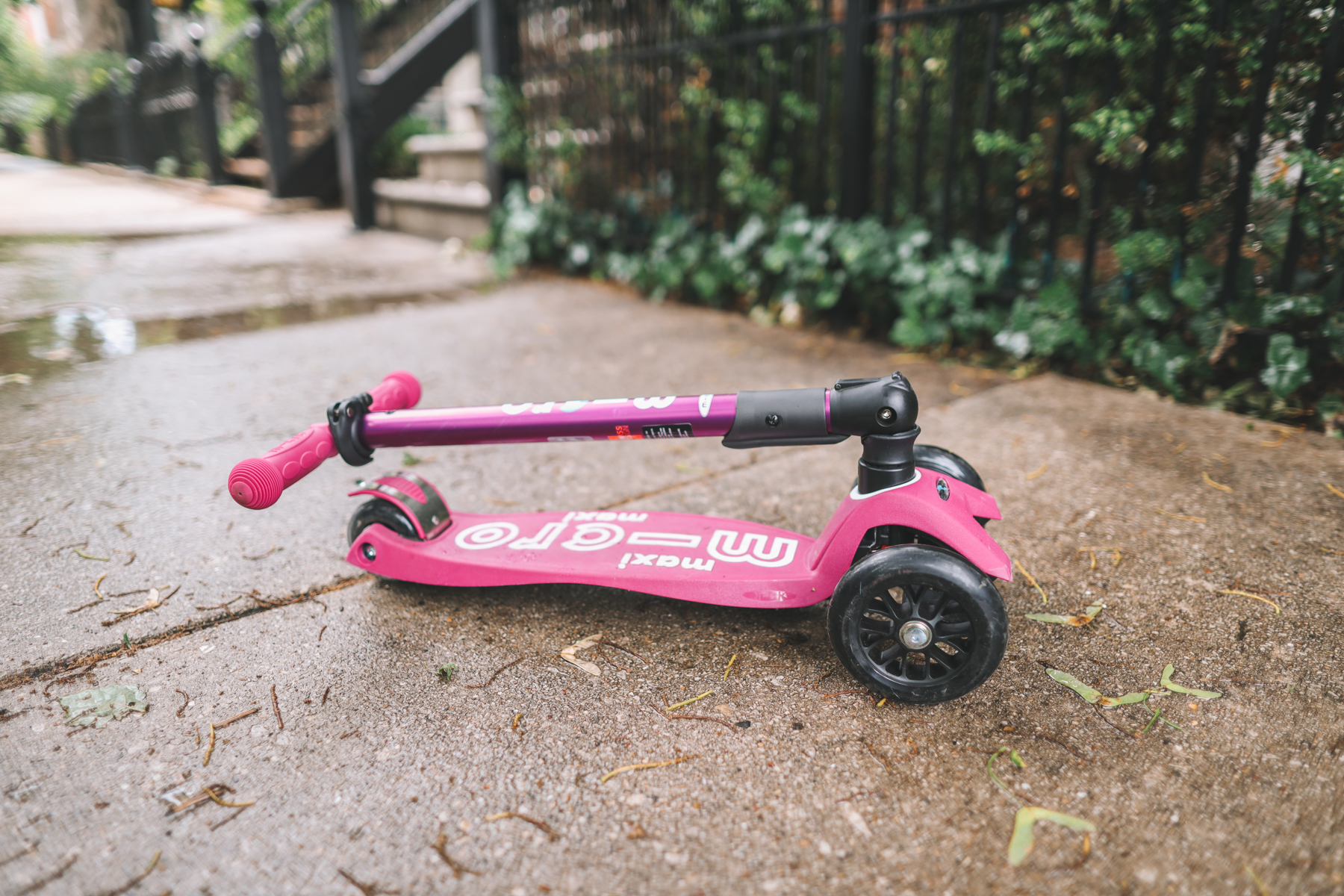 Micro Kickboard Maxi Deluxe Foldable 3-Wheeled Scooter